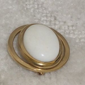 Vintage ear 90 Avon Brooch